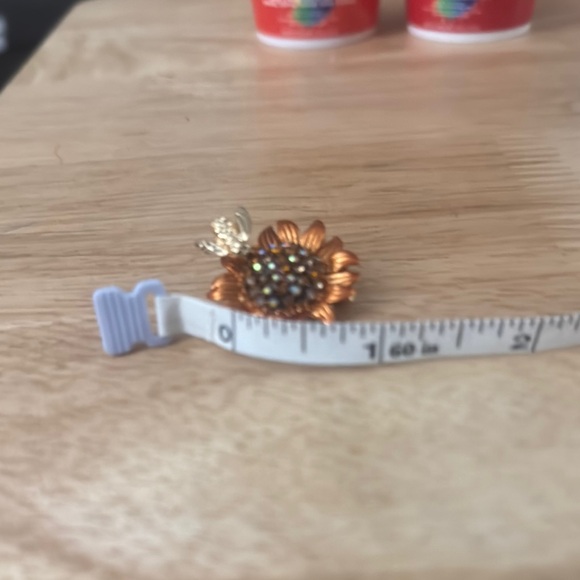 Sunflower & Bee Brooch - Picture 4 of 4